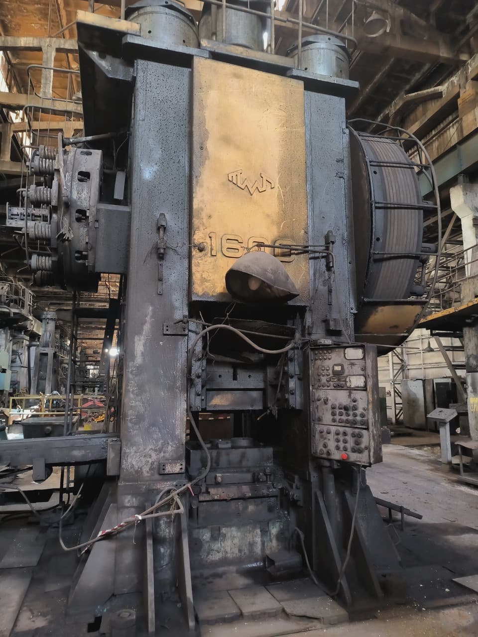 열간 단조 프레스 TMP Voronezh KB8042 - 1600 톤