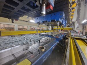 스탬핑 프레스 Aida DSF-TE4-20000-730-250 - 2000 톤 (ID:76378) - Dabrox.com